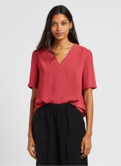 INDIA - Soepelvallende Top Met V-hals En Korte Mouw | Rood