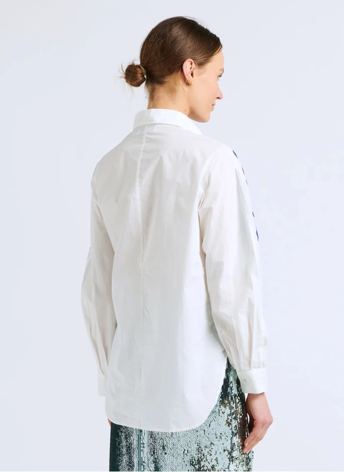 ESSENTIEL ANTWERP DOLLY - Katoenen Blouse Met Klassieke Kraag En Borduursel | Wit 4 ESSENTIEL ANTWERP DOLLY - Katoenen Blouse Met Klassieke Kraag En Borduursel | Wit - Afbeelding 2