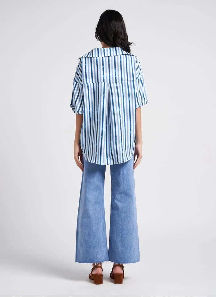 CLAUDIA - Gestreepte Blouse Met Open Hals | Blauw 7 CLAUDIA - Gestreepte Blouse Met Open Hals | Blauw - Afbeelding 5