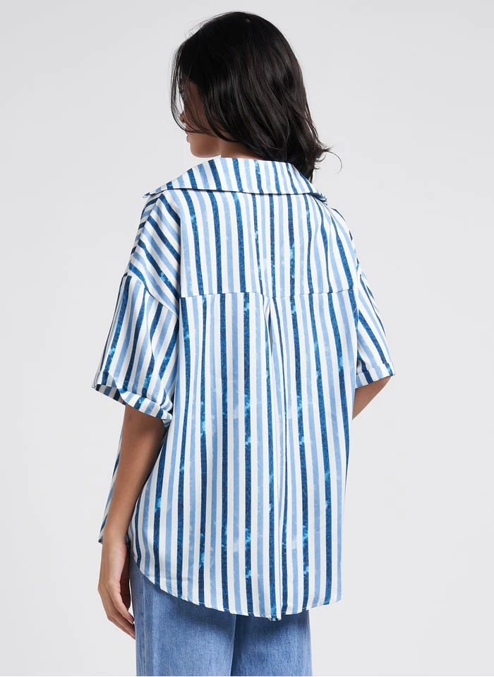 CLAUDIA - Gestreepte Blouse Met Open Hals | Blauw 4 CLAUDIA - Gestreepte Blouse Met Open Hals | Blauw - Afbeelding 2