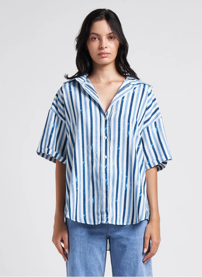 CLAUDIA - Gestreepte Blouse Met Open Hals | Blauw 3 CLAUDIA - Gestreepte Blouse Met Open Hals | Blauw