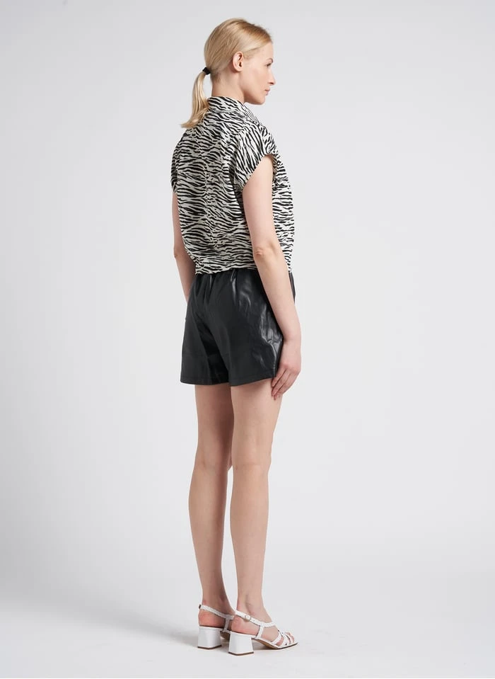 IRIS - Wijd, Imitatieleren Short | Zwart 7 IRIS - Wijd, Imitatieleren Short | Zwart - Afbeelding 5