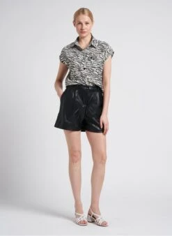 IRIS - Wijd, Imitatieleren Short | Zwart 14 IRIS - Wijd, Imitatieleren Short | Zwart -MORGAN Verkoop 4151197