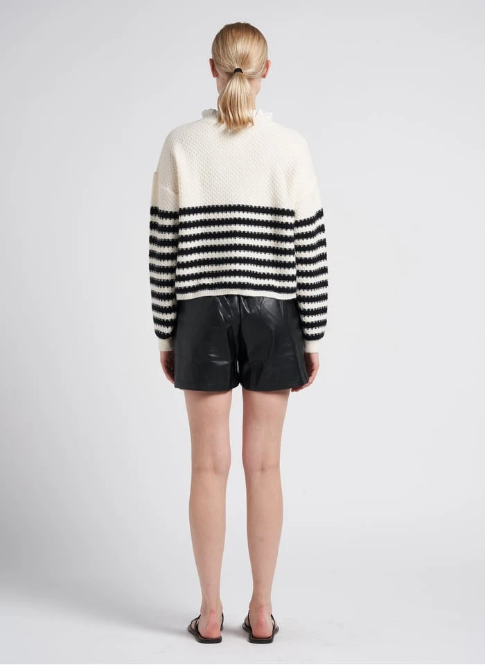 IRIS - Wijd, Imitatieleren Short | Zwart 9 IRIS - Wijd, Imitatieleren Short | Zwart - Afbeelding 7